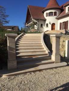 Escalier en pierre de massangi avec deux colonnes